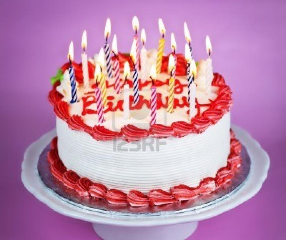 Nome:   7996139-torta-di-compleanno-con-candele-di-masterizzazione-su-una-piastra-su-sfondo-rosa.jpg
Visite:  809
Grandezza:  86.8 KB