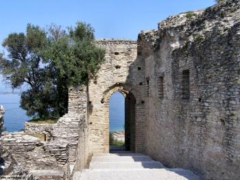 Nome:   sirmione_catullo_grotte7.jpg
Visite:  1378
Grandezza:  24.2 KB