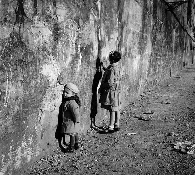 Nome:   DOISNEAU-2194-La-premiere-maitresse-PARIS-1935.jpg
Visite:  473
Grandezza:  81.6 KB