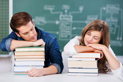 Nome:   studenti-che-dormono-sulla-pila-di-libri-contro-la-lavagna-31235795.jpg
Visite:  423
Grandezza:  14.6 KB